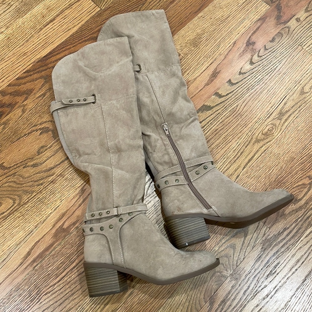 Francesca’s size 7.5 knee high suede boot; never worn